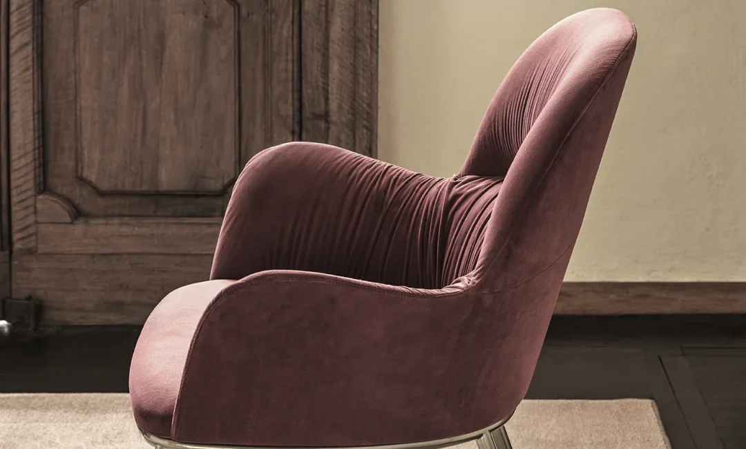 Recliner Chair vs Armchair: Which One Is Right for Your Living Room?